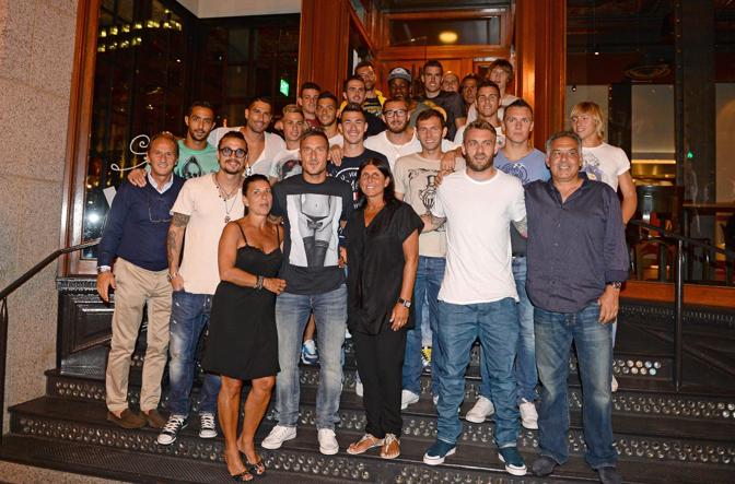 I calciatori della Roma, negli Stati Uniti per una tourne estiva, sono stati ospiti del presidente James Pallotta a Boston, nel ristorante di sua propriet. Ansa